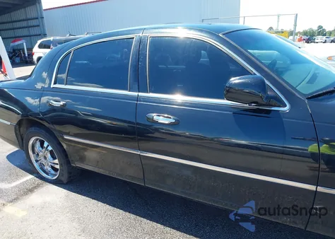 2005 Lincoln Town Car Signature Limited z USA, uszkodzony, nr VIN 1LNHM82W05Y670675